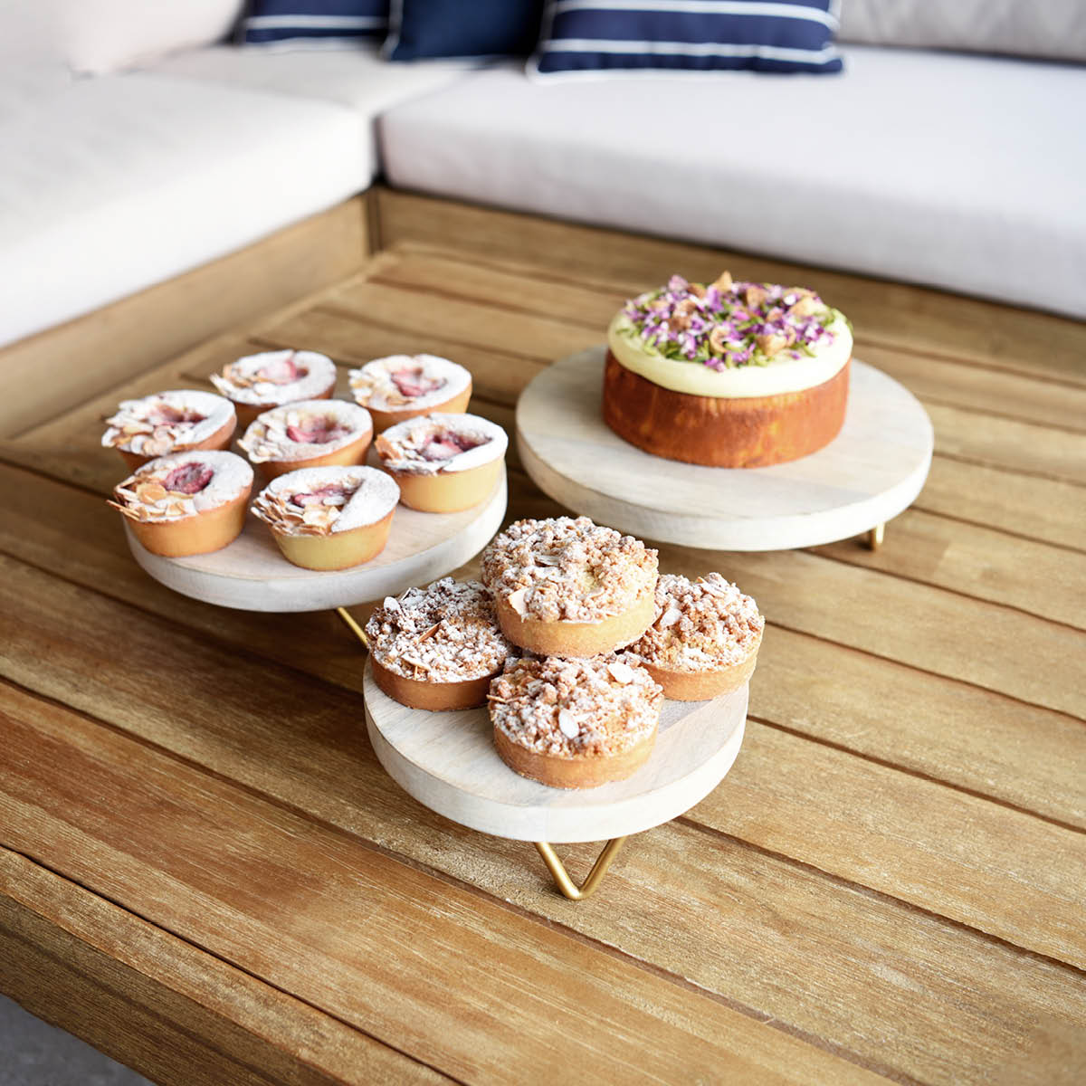 Serve Whitewash Mangowood Round Display Stand Metal Legs