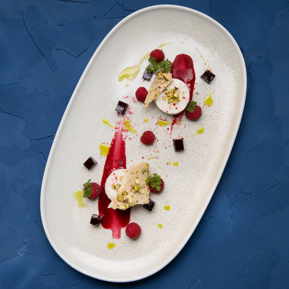 Moda Porcelain Willow Oval Coupe Plate Medium