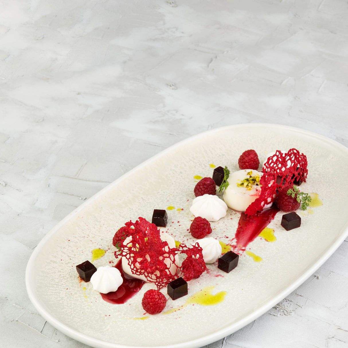 Moda Porcelain Willow Oval Coupe Plate Small