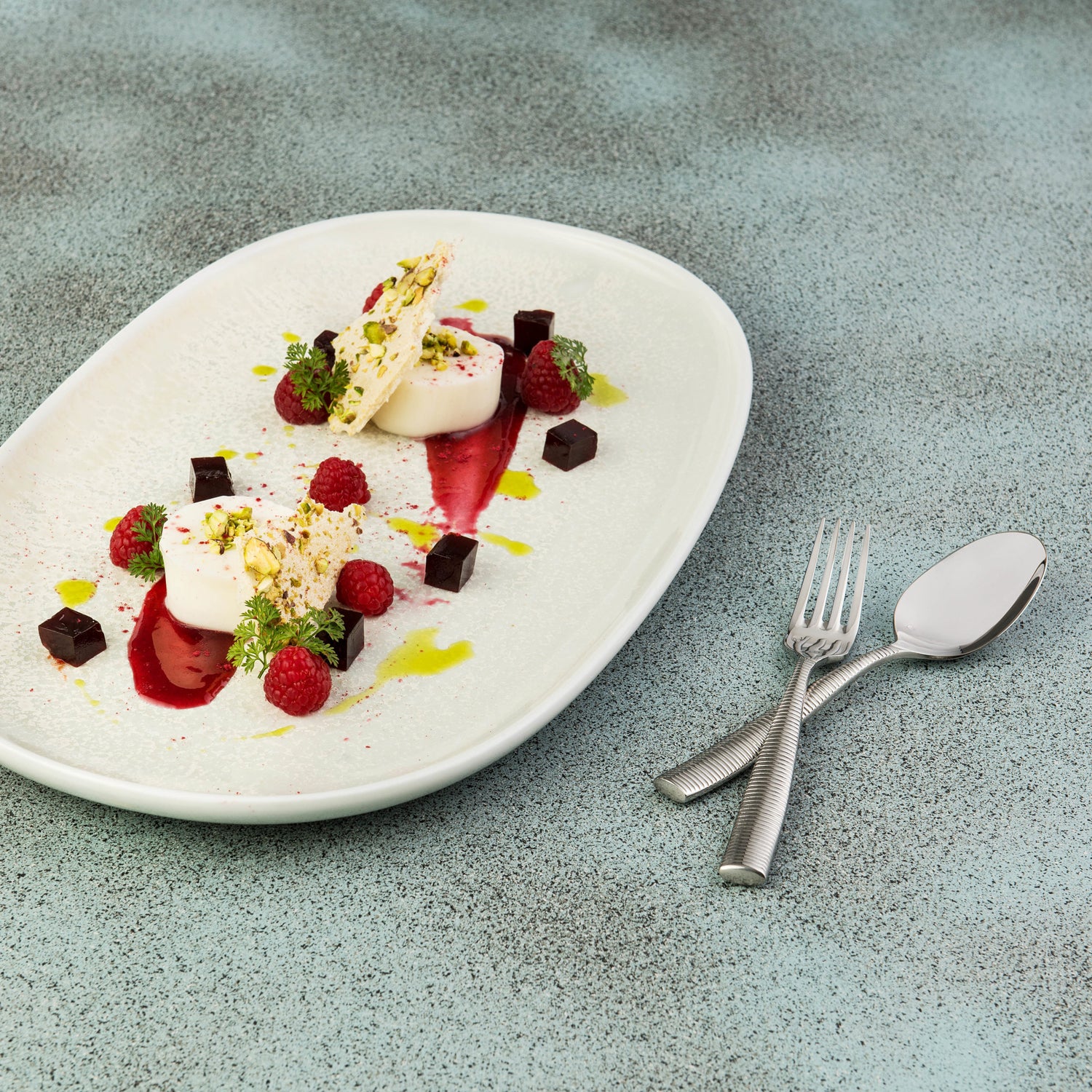 Moda Porcelain Willow Oval Coupe Plate Large